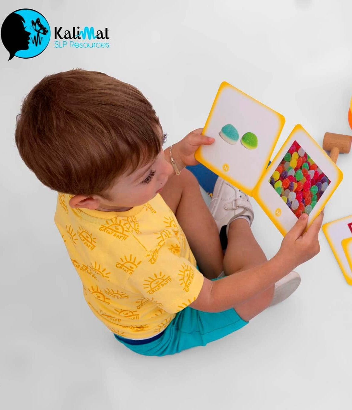 Kids is playing with Adjectives and their opposites flashcards from kalimat shop to enhance kids communication